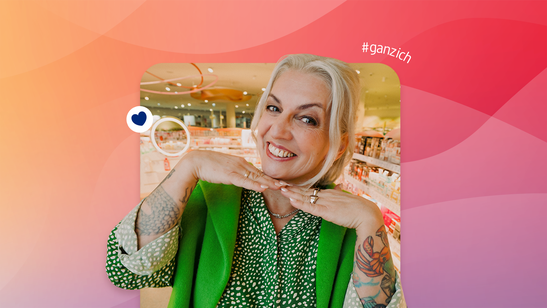 Eine lächelnde Person in grüner Kleidung posiert in einem dm Markt vor einem bunten Hintergrund mit Farbverlauf und dem Hashtag ganz ich.