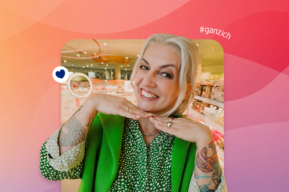 Eine lächelnde Person in grüner Kleidung posiert in einem dm Markt vor einem bunten Hintergrund mit Farbverlauf und dem Hashtag ganz ich.