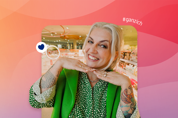 Eine lächelnde Person in grüner Kleidung posiert in einem dm Markt vor einem bunten Hintergrund mit Farbverlauf und dem Hashtag ganz ich.