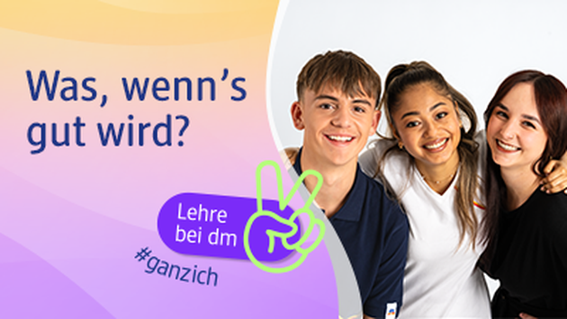 Drei junge Menschen stehen zusammen und lächeln. Im Linken Teil des Bildes steht Lehre bei dm und #ganzich. Zusätzlich sieht man ein grünes Peacezeichen.