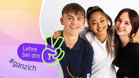 Drei junge Menschen stehen zusammen und lächeln. Im Linken Teil des Bildes steht Lehre bei dm und #ganzich. Zusätzlich sieht man ein grünes Peacezeichen.