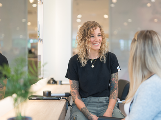 Friseurin berät eine Kundin im dm friseurstudio.