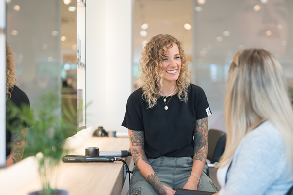 Friseurin berät eine Kundin im dm friseurstudio.