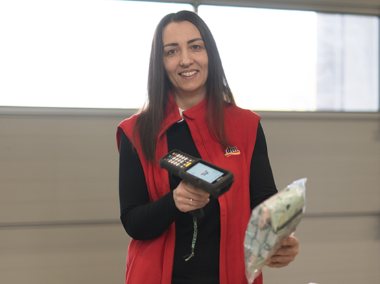 Mitarbeiterin im Verteilzentrum scannt die eingegangene Ware.