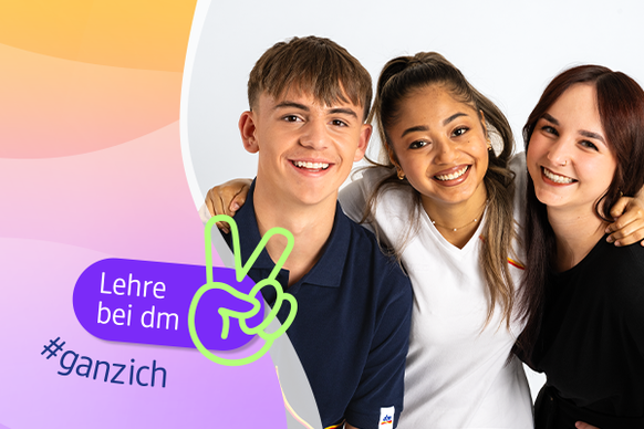Drei junge Menschen stehen zusammen und lächeln. Im Linken Teil des Bildes ist ein Kampagnenslogan zu sehen. Der Slogan heißt Was, wenn's gut wird und darunter steht Starte deine Lehre bei dm. Es sind auch bunte, grafische Symbole wie ein Peacezeichen und ein Smiley zu sehen.